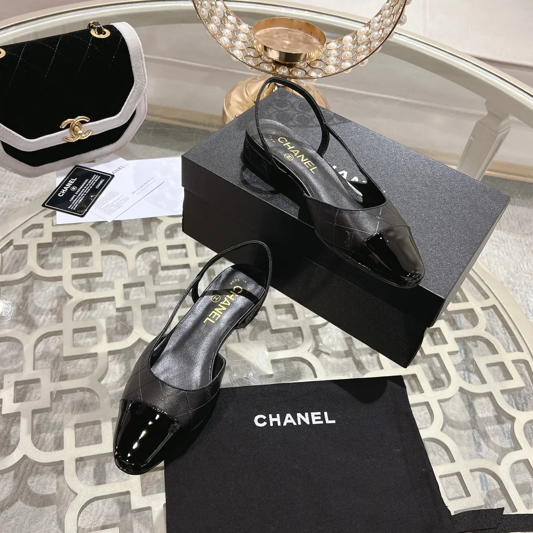 👟👟Ex-factory price 540👟👟 CHANEL Xiangjia 24vs spring and summer new fashion sandals series... Chanel is a very comprehensive noble fashion lifestyle brand. The same models are sold by major fashion bloggers and celebrities in Hong Kong, the United States, and other countries. They are simply beautiful. I fall in love with elegance and the playful sense of the future. I want to own them right away just by looking at them. But you can really think about a pair of exquisite high heels. This series is specially designed for extraordinary and indifferent ladies to create a unique overall effect. CHANEL designs products that inspire women to move forward and highlight their charm... 1️⃣Material: Original customized patent leather + imported sheepskin 2️⃣Inner lining: Original customized imported sheepskin 3️⃣Feet: Original customized imported sheepskin 4️⃣Outsole: Genuine leather sole imported from Italy 5️⃣Heel height: 2.5cm/6.5cm/9cm 6️⃣Number: 34-43 (34.40.41.42.43 customization is not returnable) 7️⃣Packaging: The latest and exquisite full set of packaging at the counter